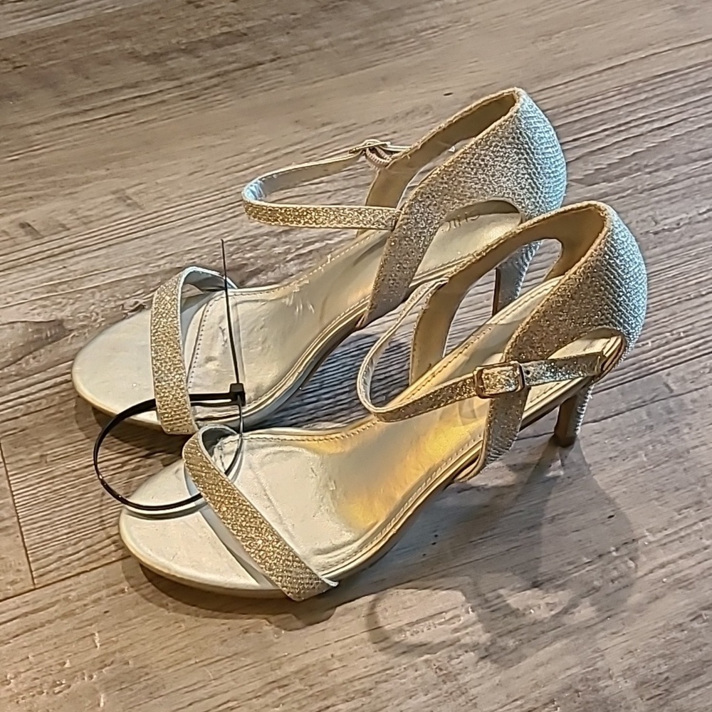 Chic Pier Silver Heels Size 7.5